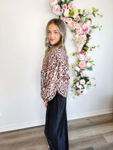 Load image into Gallery viewer, Leopard Balloon Sleeve Top